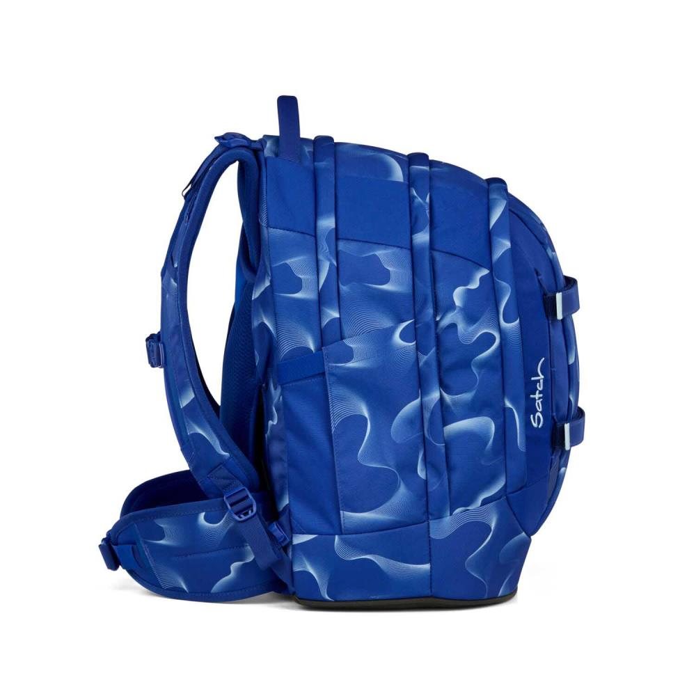 Ein blauer Rucksack mit weißem Wellenmuster, die Marke 'satch' ist sichtbar.