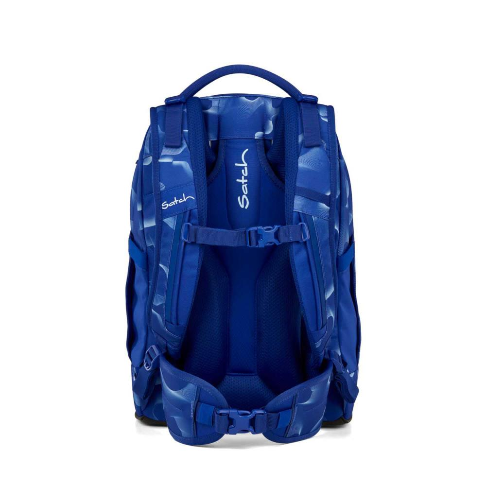 Ein blauer Rucksack mit Blumenmuster, beschriftet mit 'Satch'. Er hat mehrere Riemen, Schnallen und einen oberen Griff, von hinten gesehen.
