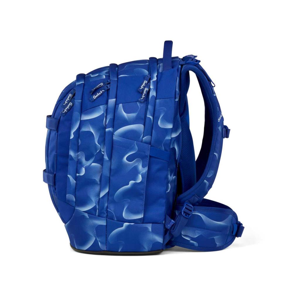 Ein blauer Rucksack mit weißem Wellenmuster. Er hat mehrere Fächer, Riemen und den Markennamen 'satch' oben.