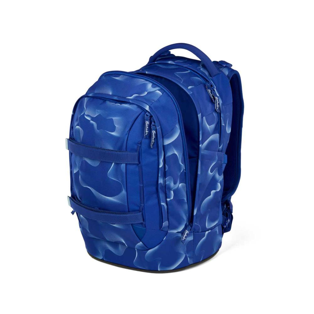 Ein blauer Rucksack mit Wellenmuster. Er hat mehrere Fächer, Reißverschlüsse und einen Griff oben. Der Hintergrund ist weiß.