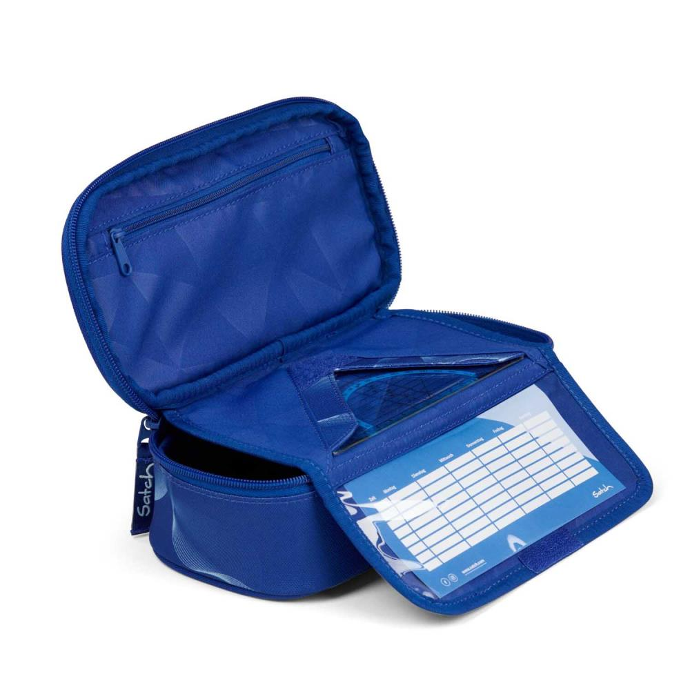 Geöffnete blaue Federtasche mit Reißverschluss, Lineal, Stundenplan und 'Satch'-Markenlogo. Weißer Hintergrund.