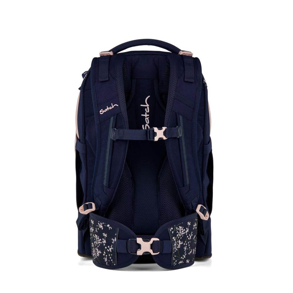 Ein marineblauer Rucksack mit rosa Akzenten. Das Wort 'satch' ist sichtbar. Er hat blumig gemusterte Träger und Schnallen.