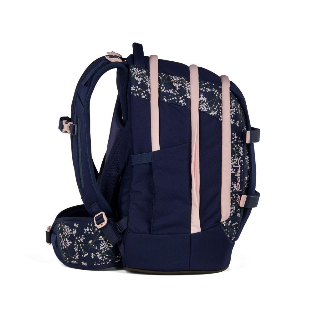 Ein marineblauer Rucksack mit rosa Akzenten und floralen Mustern. Er hat Schultergurte, mehrere Fächer und einen Schnallenverschluss.