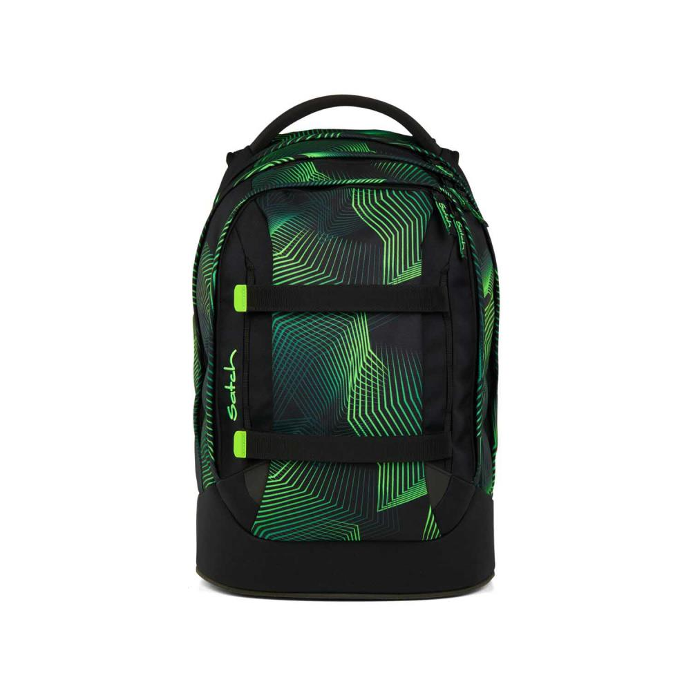 Ein schwarzer Rucksack mit grünem geometrischem Muster. Er hat einen Griff, Riemen und die Marke 'Satchel' ist sichtbar.