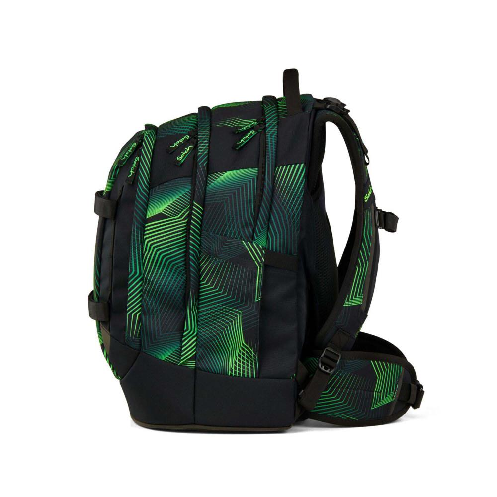 Ein schwarzer Rucksack mit grünem geometrischen Muster. Er hat ein gepolstertes Rückenteil, verstellbare Gurte und mehrere Fächer.