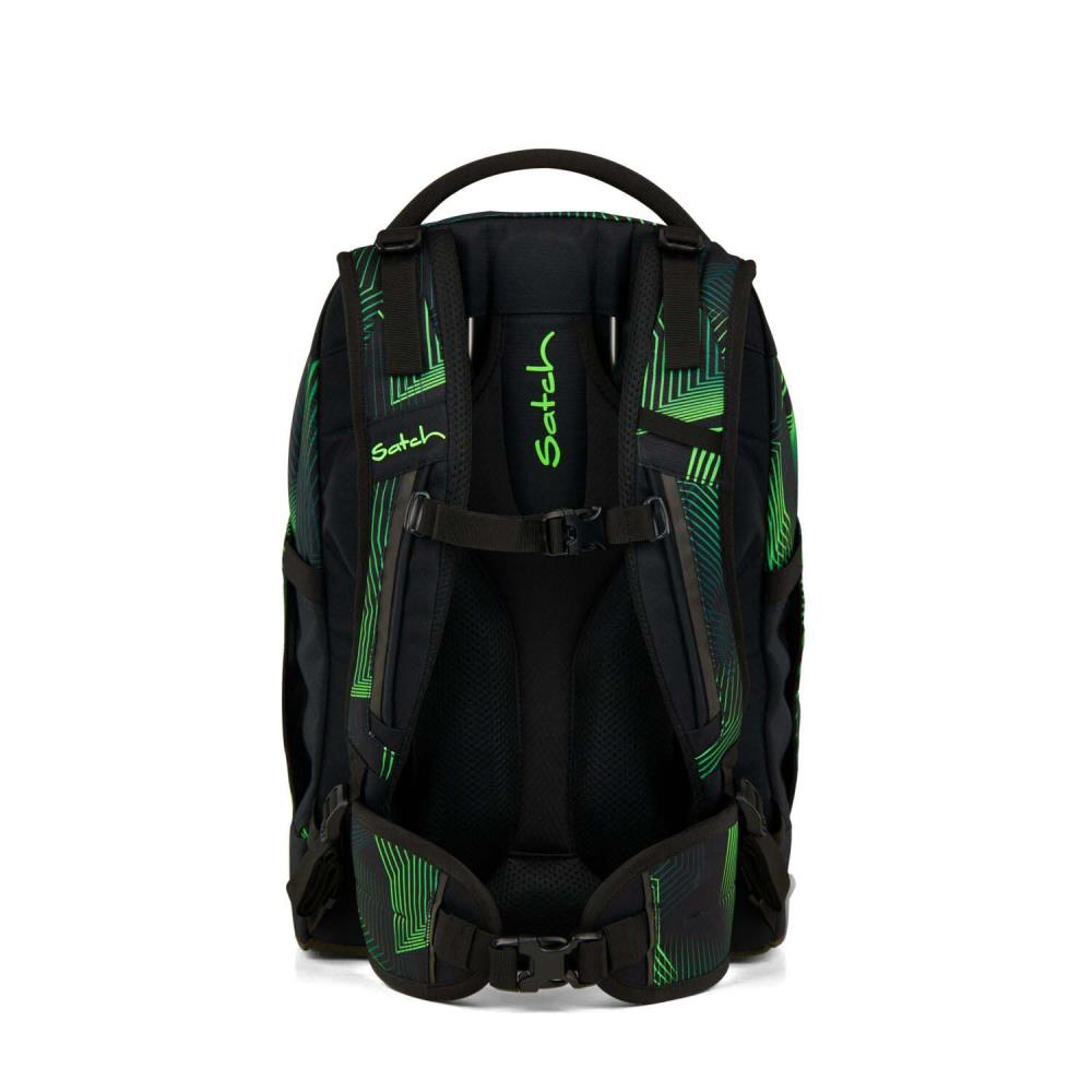 Schwarzer Rucksack mit grünen Akzenten. Die Marke 'satch' ist sichtbar. Mit gepolstertem Rücken und Trägern. Das Design umfasst geometrische Muster.