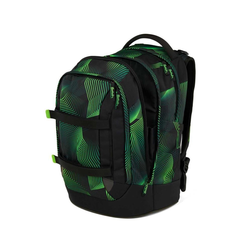 Schwarzer Rucksack mit grünem geometrischen Muster. Hat grüne Riemen und Details. Isoliert auf weißem Hintergrund.