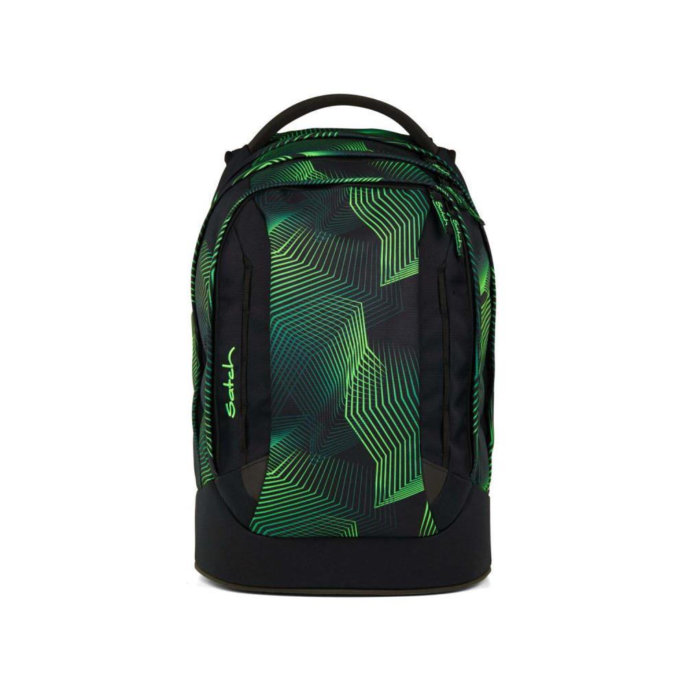 Schwarzer Rucksack mit grünem geometrischem Muster. Hat einen Griff und den Markennamen 'Satch' an der Seite.