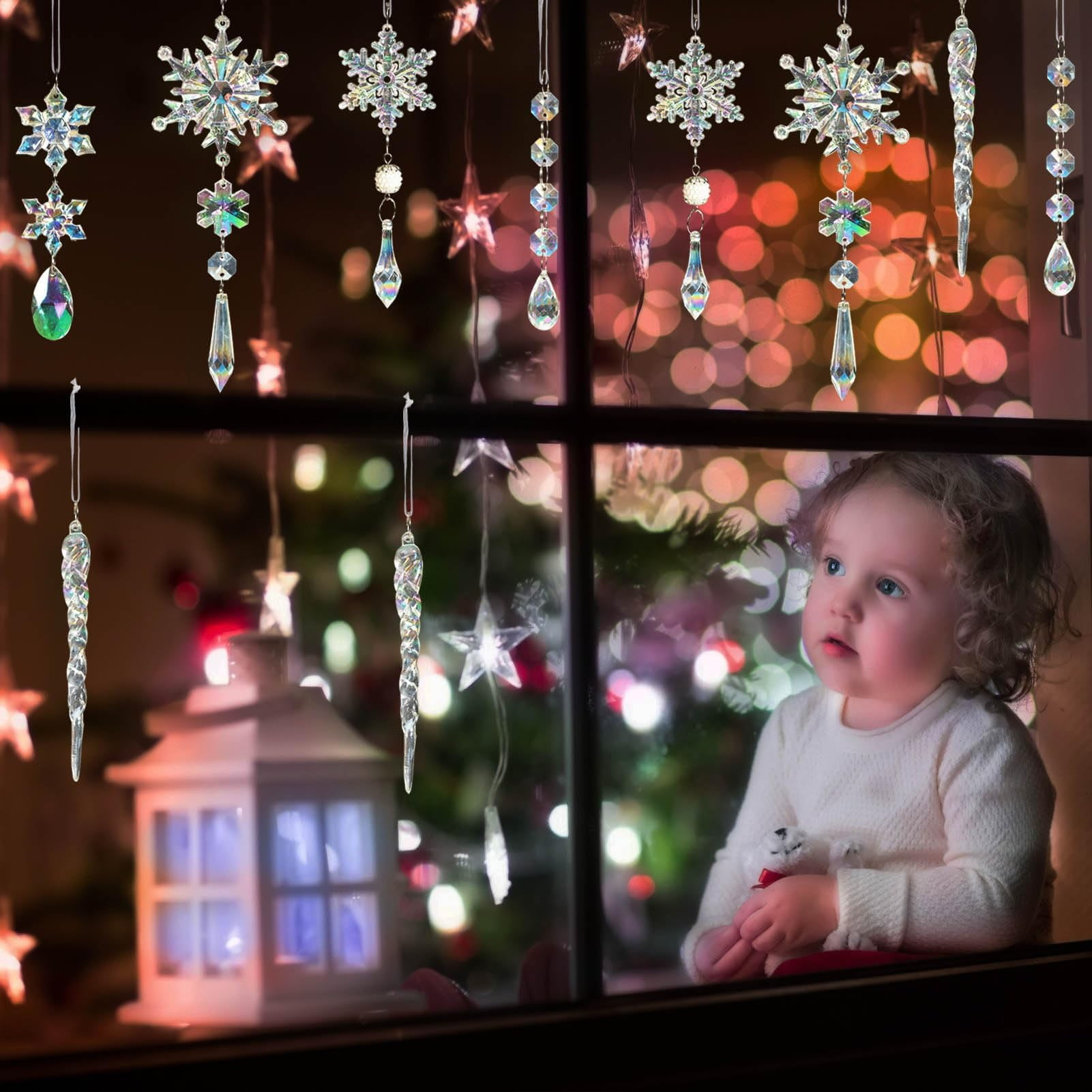 Ein Kind blickt aus einem Fenster, das mit Kristallschneeflocken und Eiszapfen geschmückt ist. Eine beleuchtete Laterne und Weihnachtsbeleuchtung sind sichtbar.