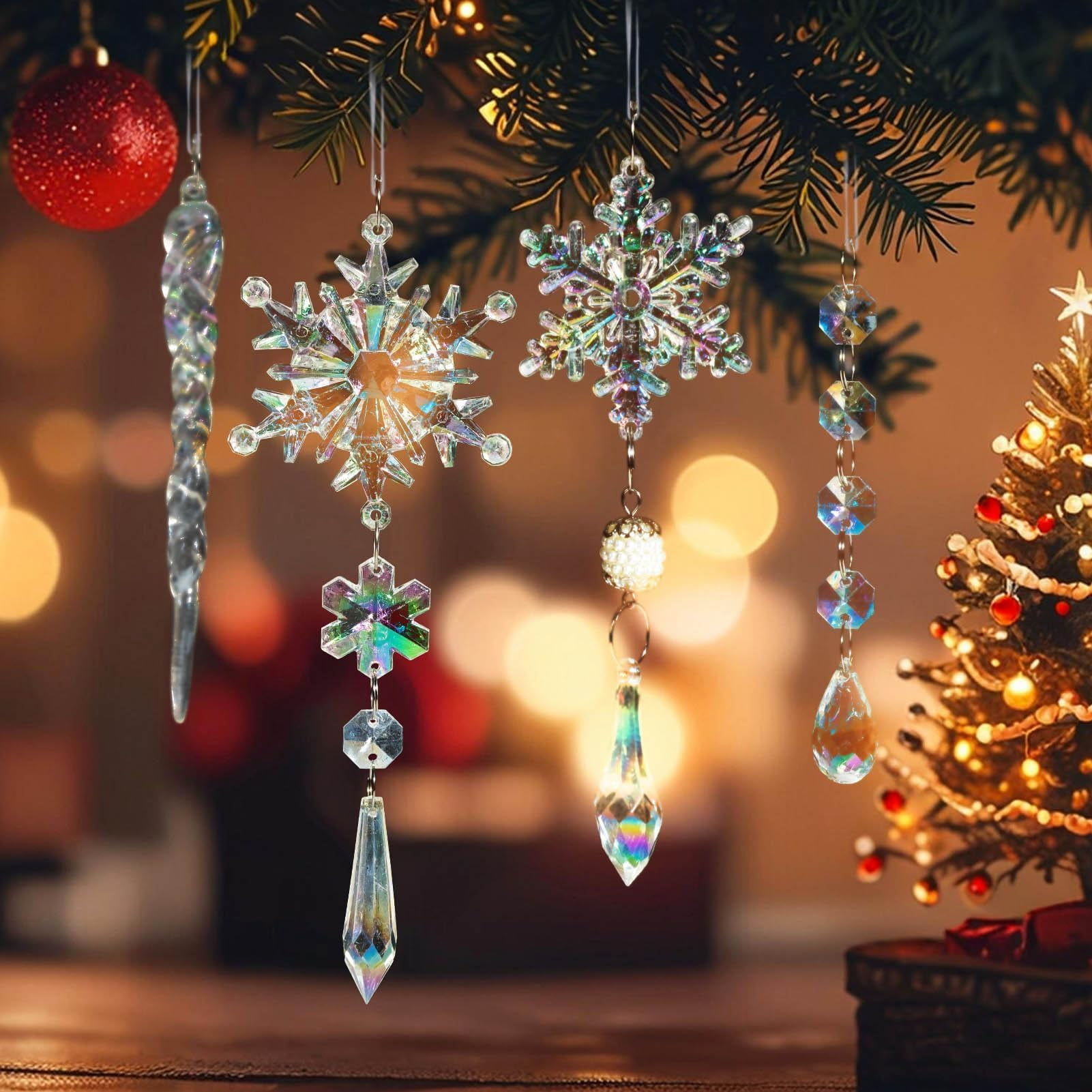 Weihnachtsdekorationen: Ornamente, Schneeflocken und ein Baum. Ornamente sind rot, Schneeflocken sind klar.