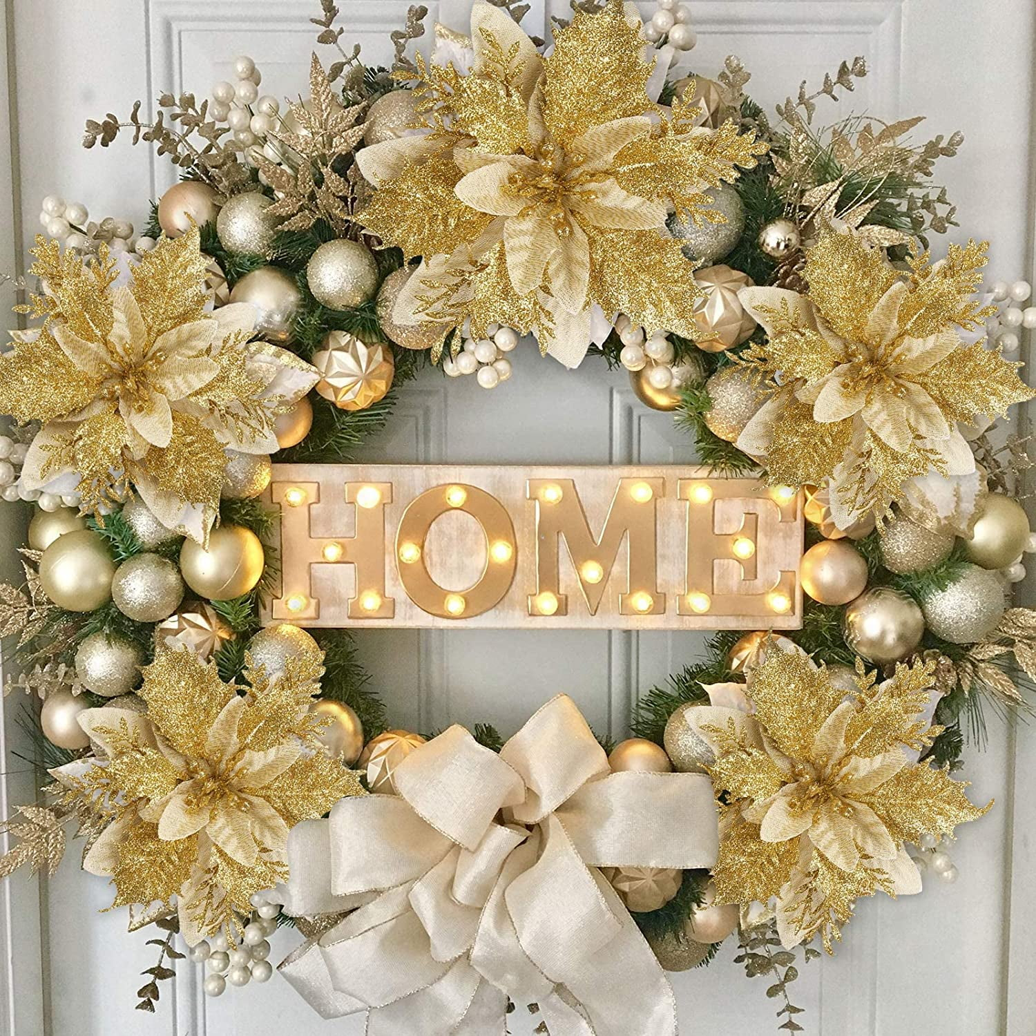 Ein dekorativer Kranz mit goldenen Weihnachtssternen, Ornamenten und einer Schleife an einer Tür. Das Wort 'HOME' leuchtet in der Mitte.