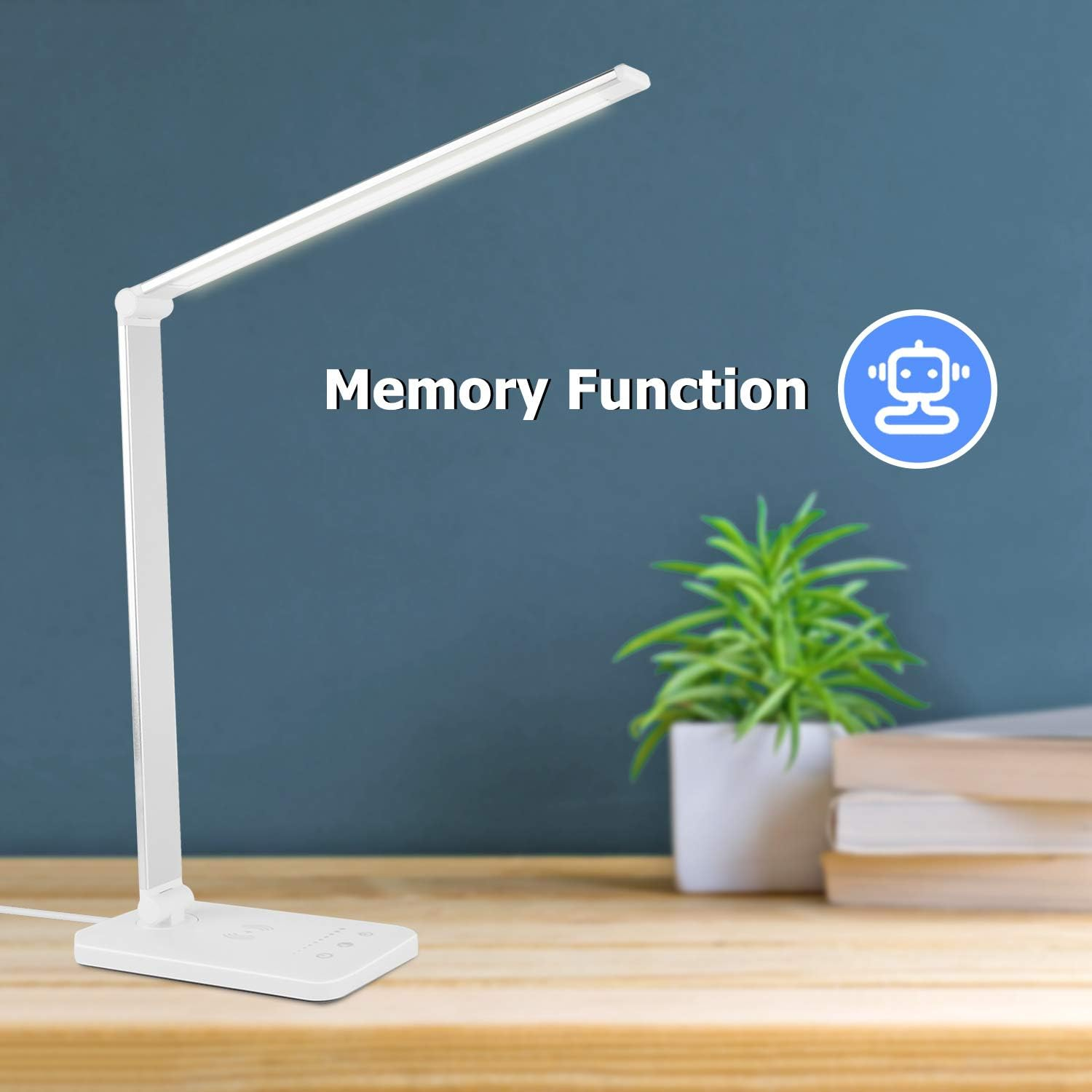 Eine weiße Schreibtischlampe mit rechteckigem Kopf steht auf einem Holztisch. Eine Pflanze, Bücher und Text zu 'Memory Function' sind im Bild.