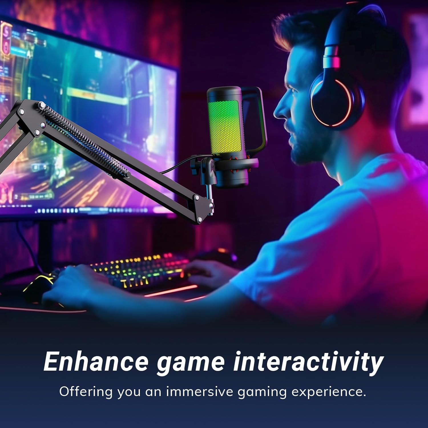 Mężczyzna w słuchawkach gra z mikrofonem. Klawiatura i monitor są przed nim. Scena jest ciemna, z neonami.