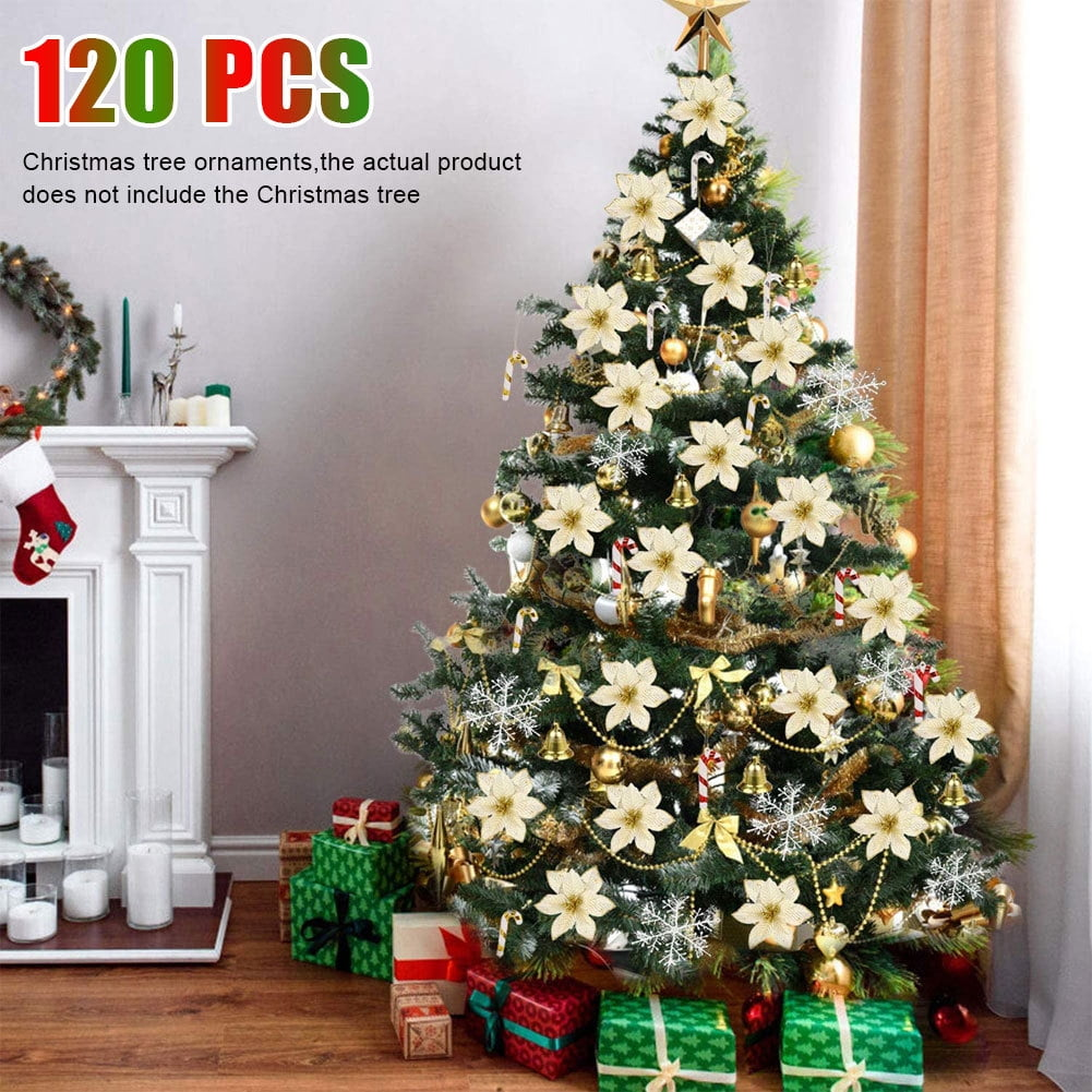 Ein geschmückter Weihnachtsbaum mit Ornamenten und Geschenken. Ein Kamin und ein Strumpf sind im Hintergrund zu sehen.