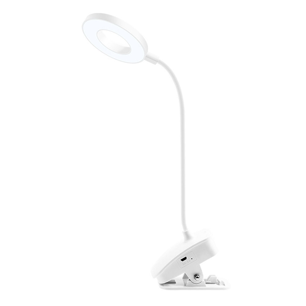 Eine weiße, flexible Schreibtischlampe mit rundem Leuchtkopf und Clipfuß. Die Lampe befindet sich auf weißem Hintergrund.