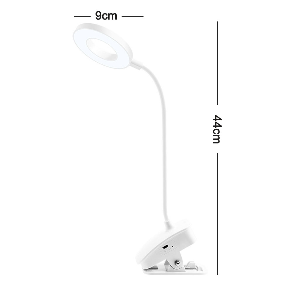 Eine weiße Schreibtischlampe mit rundem Leuchtkopf, flexiblem Hals und Clipfuß. Abmessungen: 9 cm für den Leuchtkopf und 44 cm hoch.