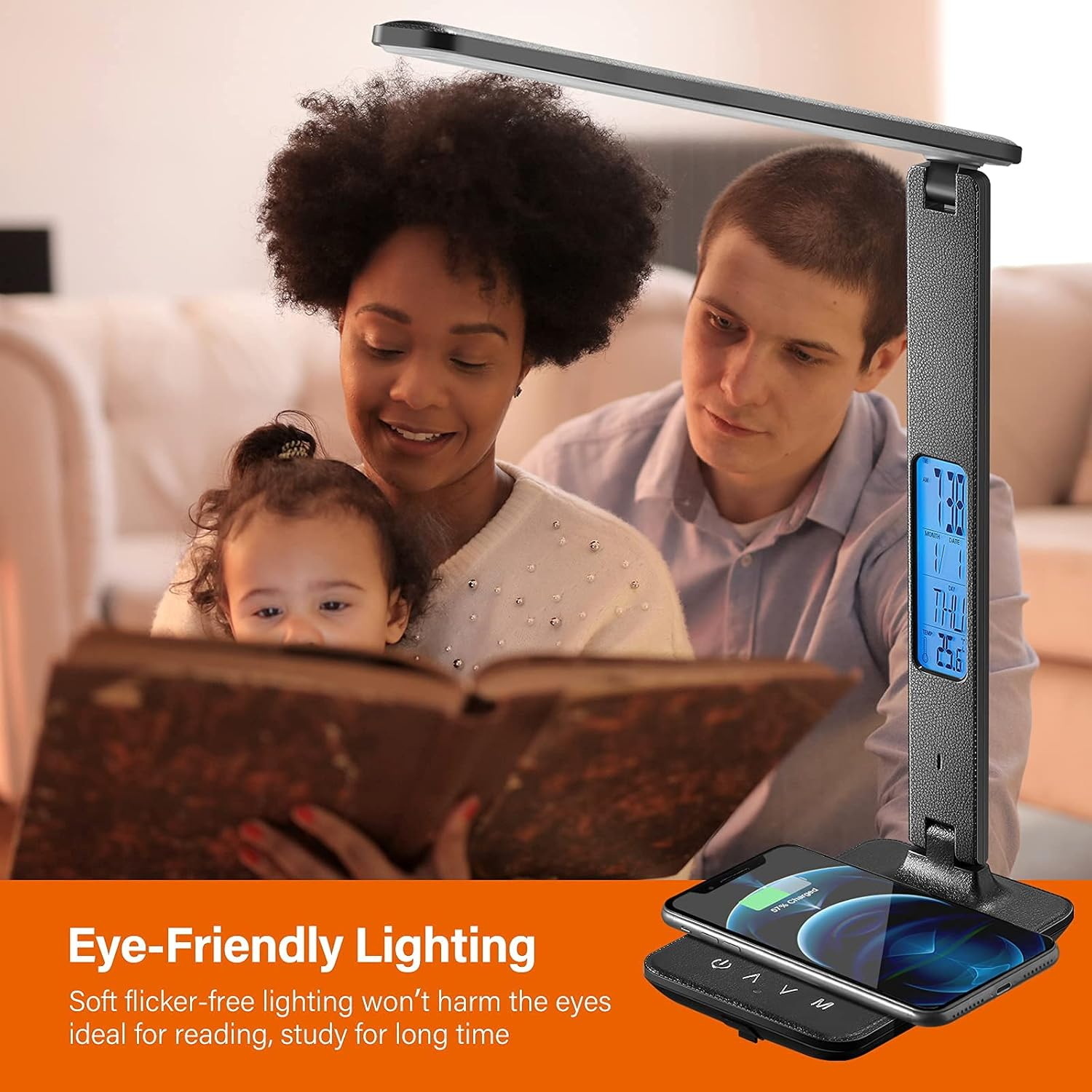 Eine Familie liest unter einer Schreibtischlampe. Die Lampe hat eine Digitalanzeige und ein Telefonladepad. Text: 'Augenfreundliche Beleuchtung'.