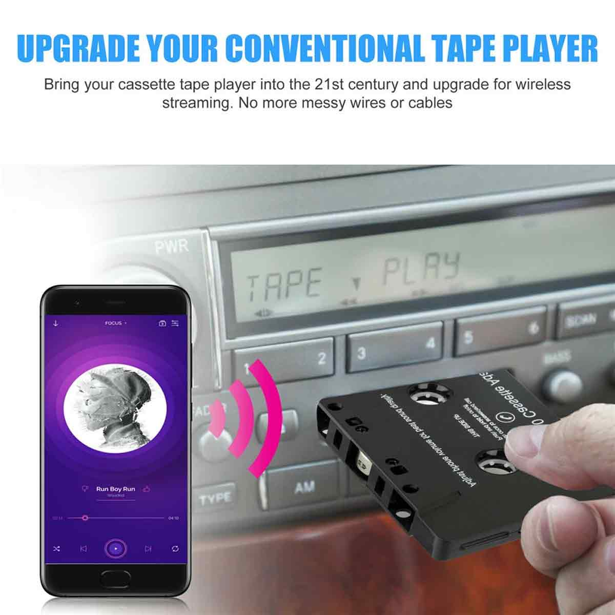 Ein Smartphone spielt Musik, verbunden mit einem Kassettenadapter, in der Nähe eines Autoradios. Der Kassettenadapter wird gehalten.