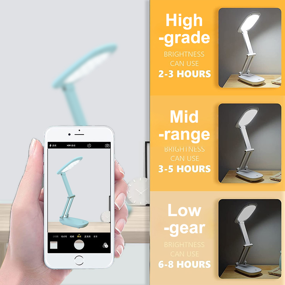 Eine Hand hält ein Telefon, das eine blaue Schreibtischlampe zeigt. Das Bild zeigt die Eigenschaften und Akkulaufzeit der Lampe.
