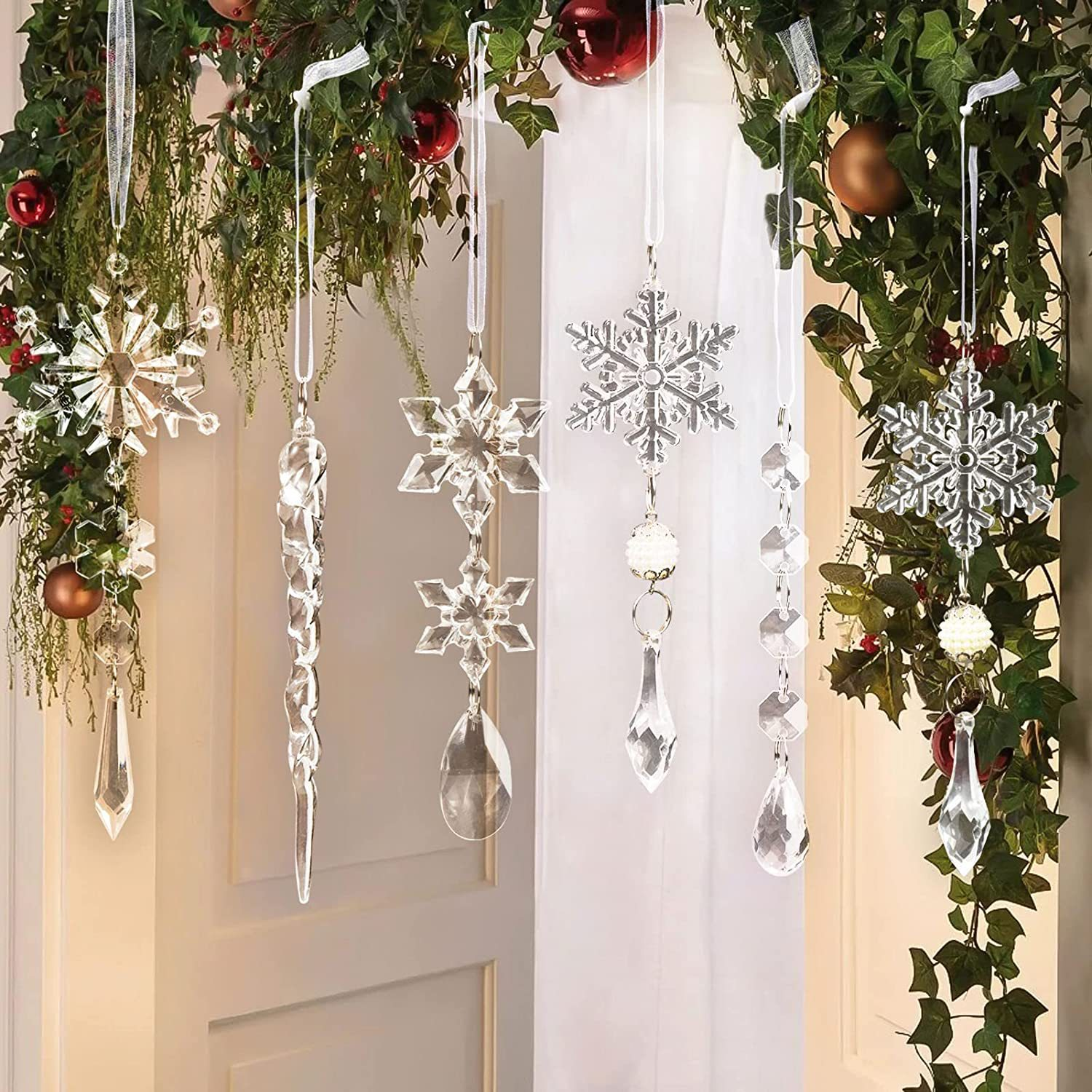 Festliche Türdekoration mit hängenden Kristallschneeflocken und Eiszapfen, umgeben von grünem Laub, roten Beeren und Ornamenten.