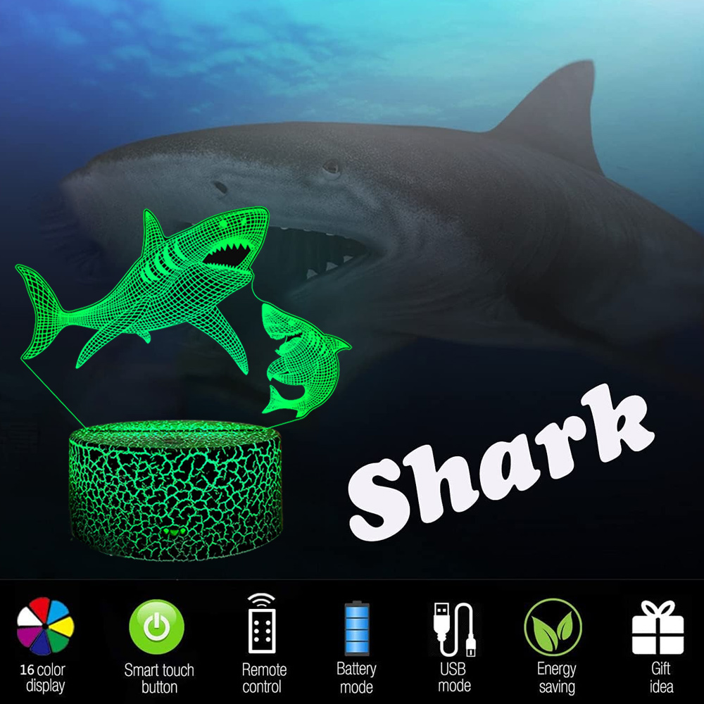 Eine Haifischlampe mit einem grün leuchtenden Haifischdesign. Der Hintergrund zeigt einen größeren Hai. Das Wort "Shark" ist weiß geschrieben.