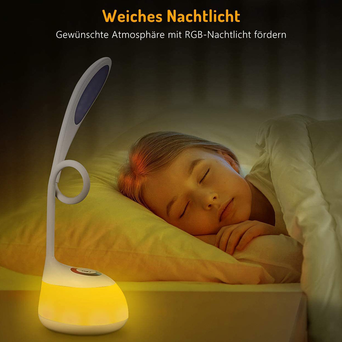 Ein schlafendes Mädchen neben einer leuchtenden Nachttischlampe. Die Lampe ist weiß und gelb, das Licht ist sanft. Das Mädchen liegt unter einer weißen Decke.