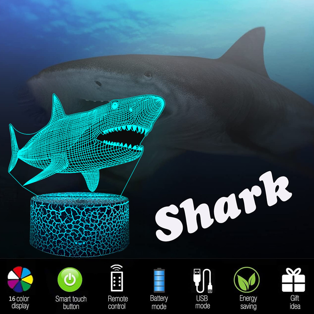 Eine Haifischlampe mit 3D-Effekt. Im Hintergrund ist ein großer Hai unter Wasser zu sehen.