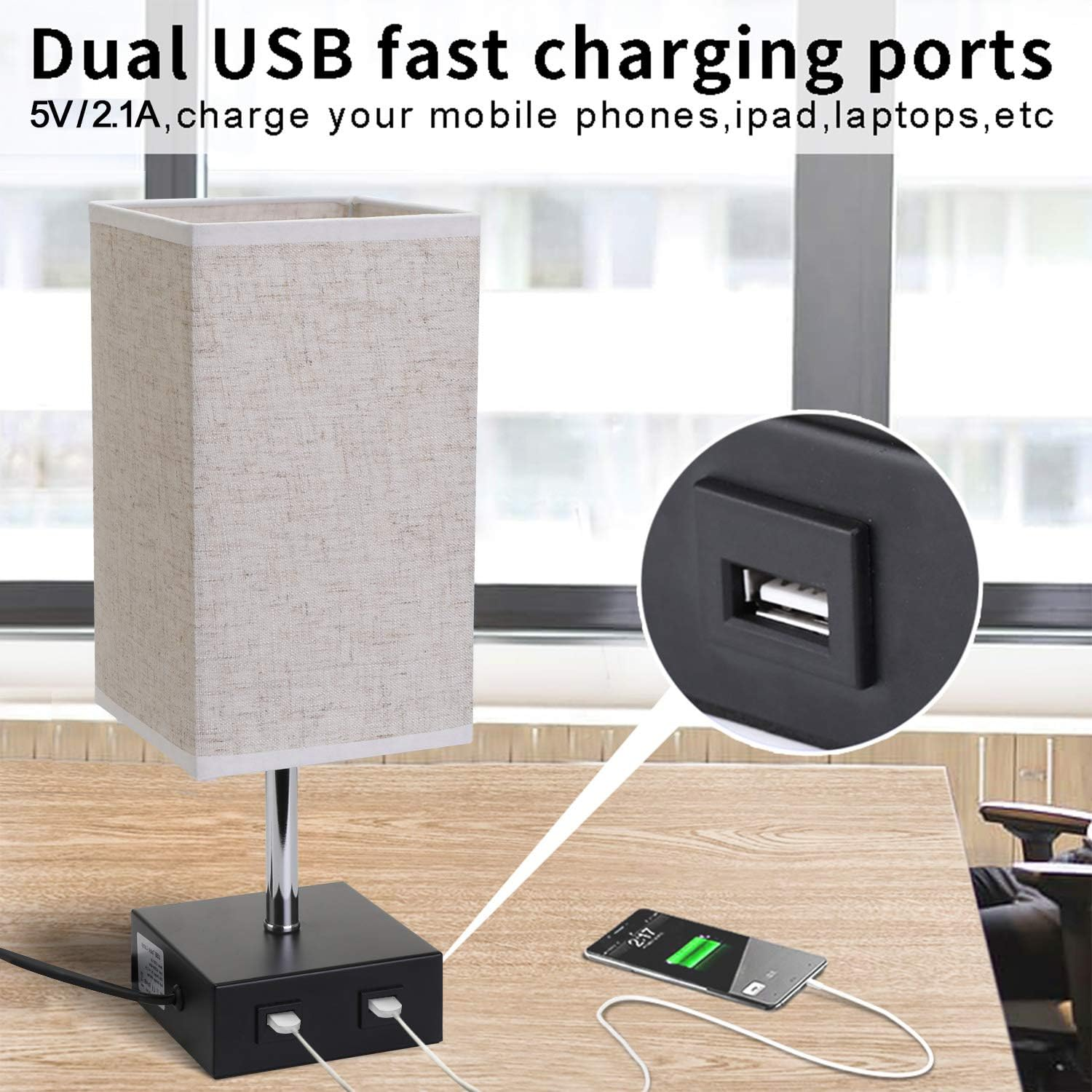 Auf einem Holztisch steht eine Lampe mit USB-Ladeanschlüssen. Ein Telefon wird aufgeladen. Text: Duale USB-Schnellladeanschlüsse.