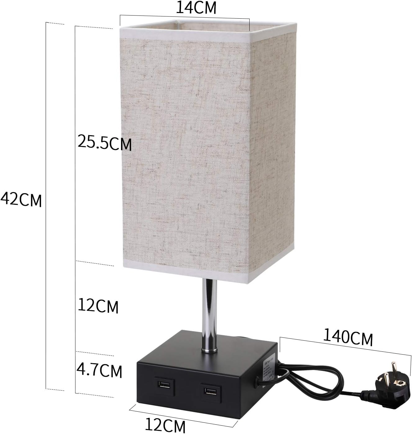 Ein beiger Lampenschirm sitzt auf einem Chromschaft. Er ruht auf einem schwarzen Sockel mit USB-Anschlüssen. Ein Netzkabel mit Stecker ist angebracht.