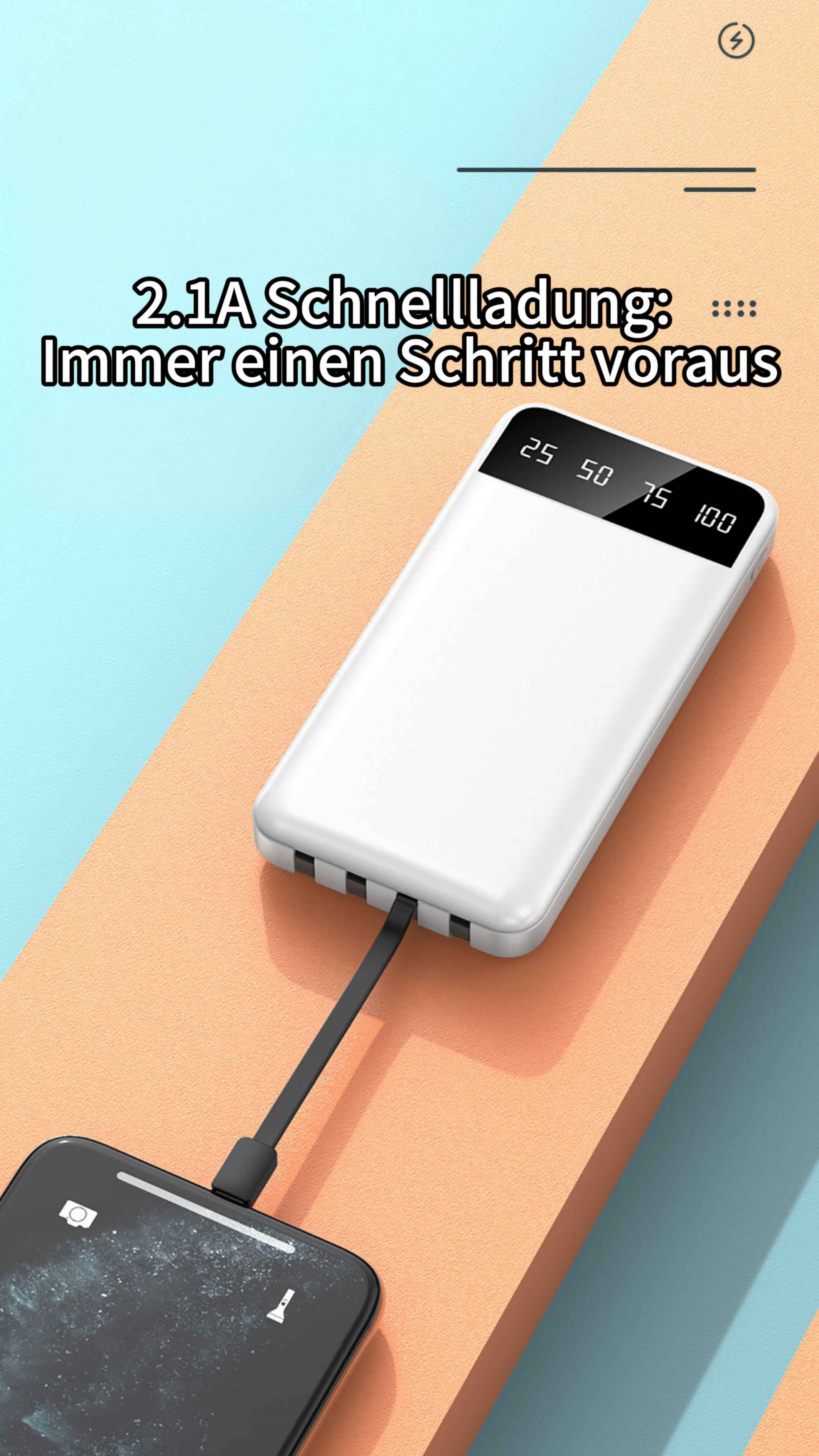 Eine weiße Powerbank, die ein Telefon über ein schwarzes Kabel auflädt. Text: '2.1A Schnellladung: Immer einen Schritt voraus'.