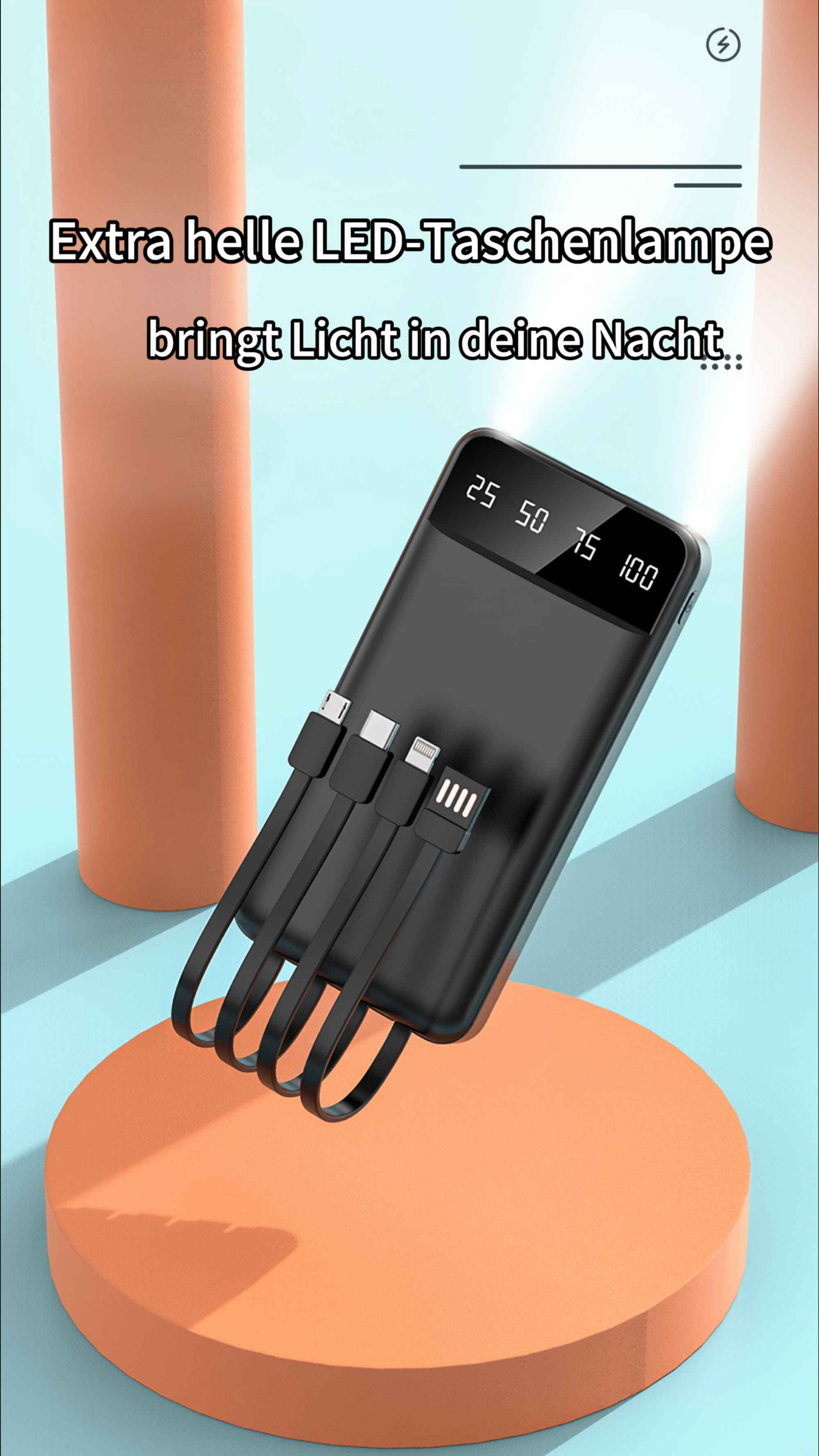 Schwarze Powerbank mit angeschlossenen Kabeln. Zeigt ein digitales Display. Auf orangefarbenem und blauem Hintergrund.