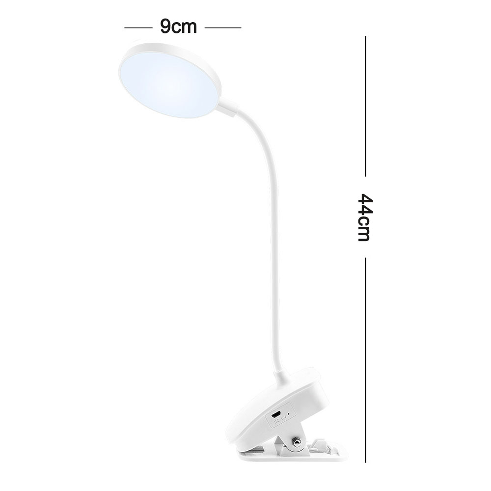 Eine weiße LED-Schreibtischlampe. Die Lampe hat ein rundes Licht, einen flexiblen Hals und einen Clip-On-Sockel. Sie ist 44 cm hoch und das Licht ist 9 cm breit.