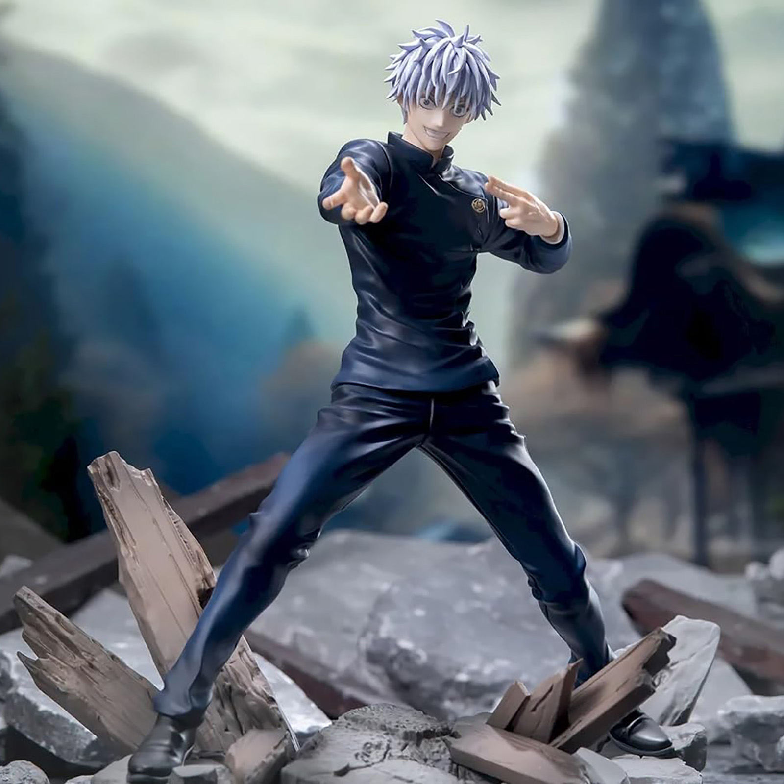 Anime-Figur eines Mannes mit weißem Haar, in schwarzer Uniform, auf Felsen und Holztrümmern stehend, mit einem Lächeln.