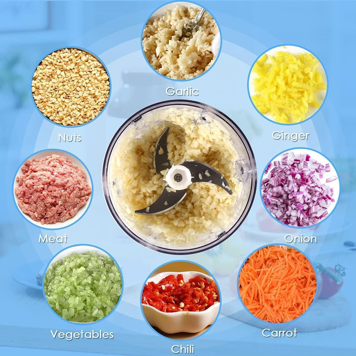 Ein Foodprozessor mit gehacktem Knoblauch. Drumherum sind Schalen mit Nüssen, Fleisch, Gemüse, Chili, Karotten, Zwiebeln und Ingwer.