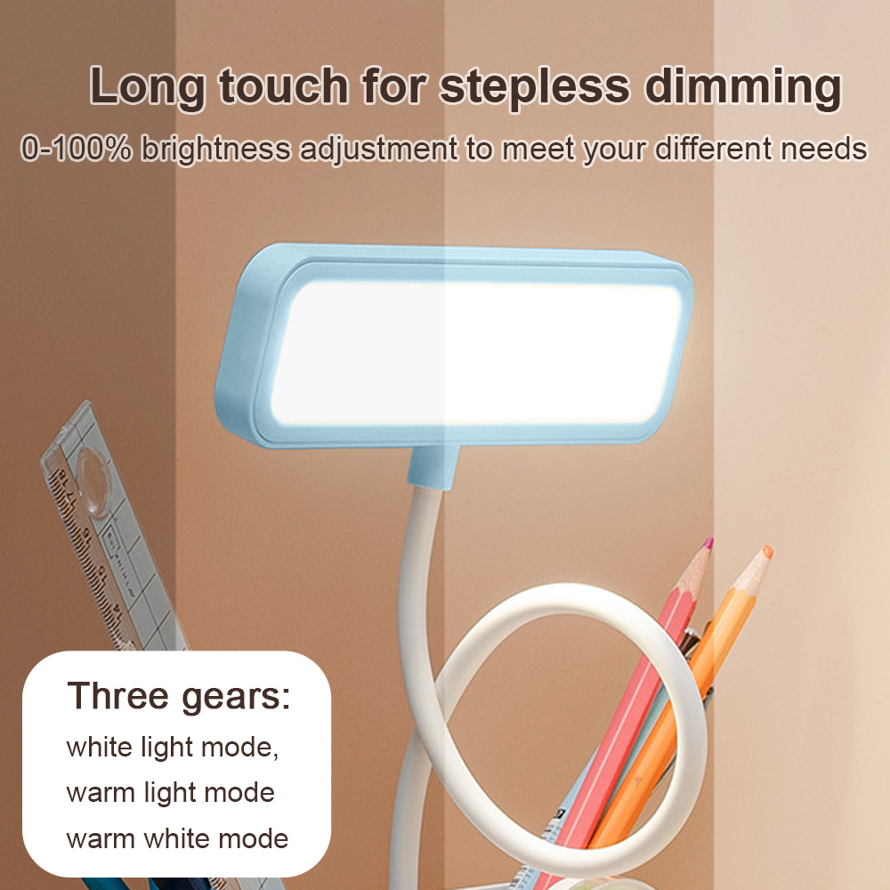 Eine blaue Schreibtischlampe mit flexiblem Hals steht auf einem Schreibtisch. Auf dem Schreibtisch liegen Bleistifte und ein Lineal.