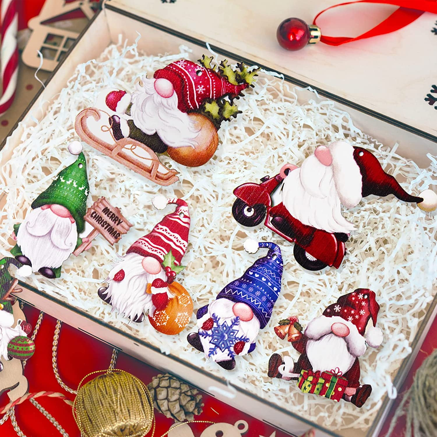 Weihnachtliche Holzgnome in einer Kiste, verschiedene Designs. Einige haben Hüte, Bärte und halten Geschenke und Schilder.