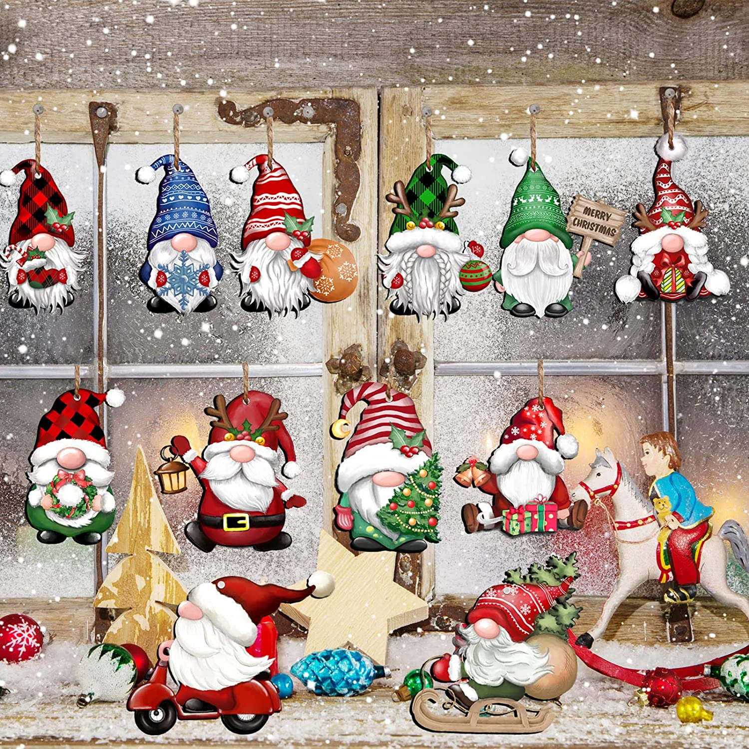 Weihnachtsdekorationen von Zwergen, die an einem Fenster hängen. Es schneit. Einige Zwerge halten Geschenke, eine Laterne oder einen Weihnachtsbaum.