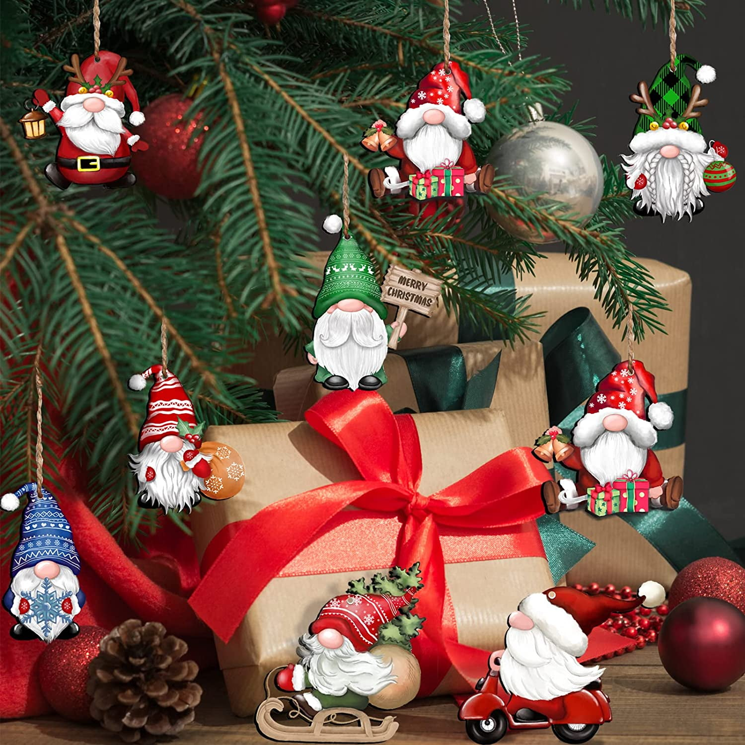 Weihnachtsbaumschmuck: Zwerge, Geschenke und Dekorationen. Rot- und Grüntöne dominieren die Szene, festlich.