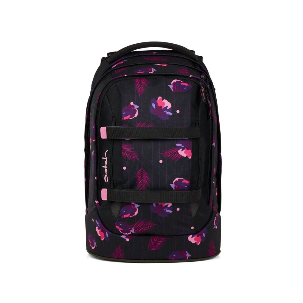 Ein schwarzer Rucksack mit rosa- und lilafarbenen Blumenmustern. Er hat einen Griff und Träger, mit der Marke 'satch'.