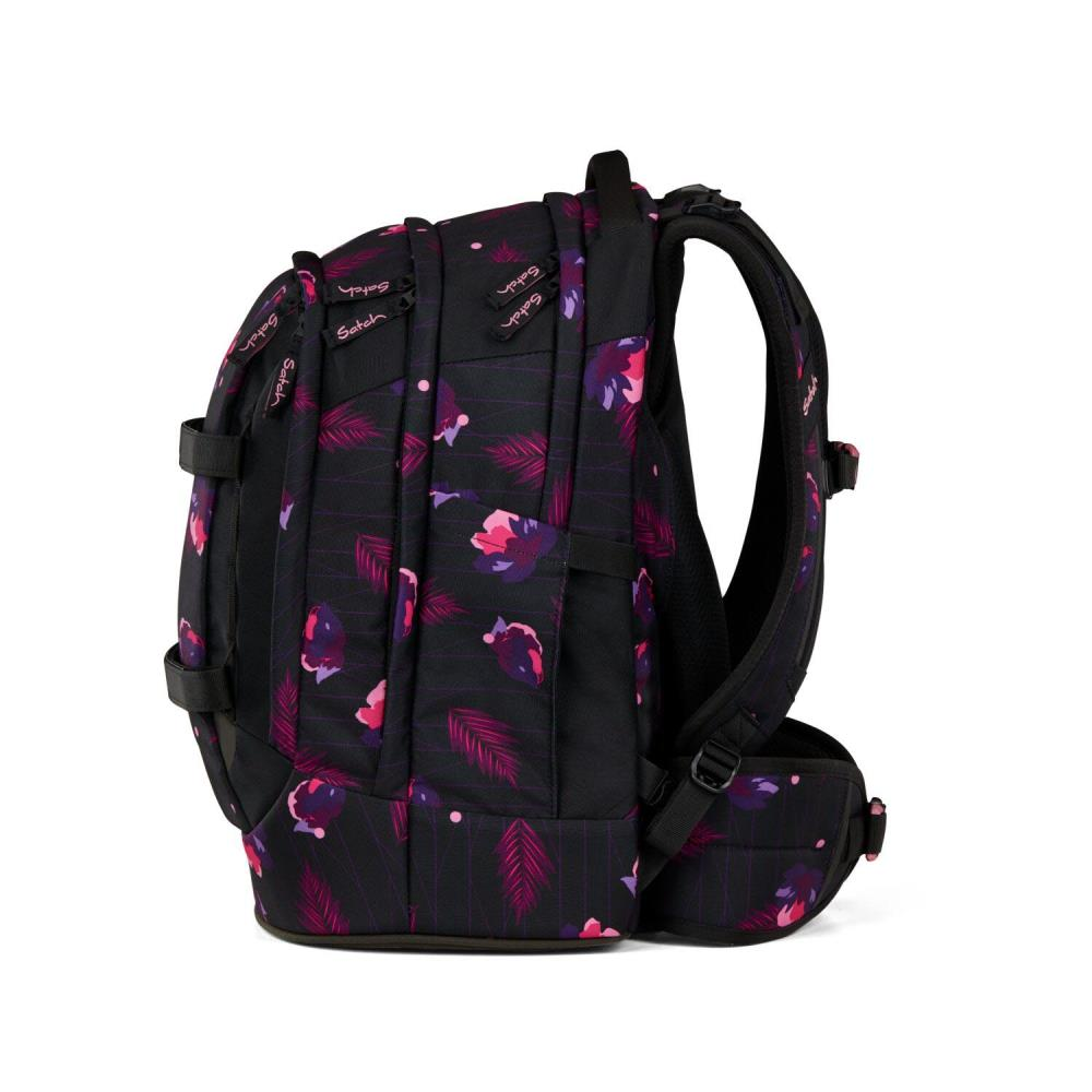 Ein schwarzer Rucksack mit einem Blumenmuster in Pink und Lila. Es hat mehrere Taschen und Gurte. Der Markenname ist sichtbar.