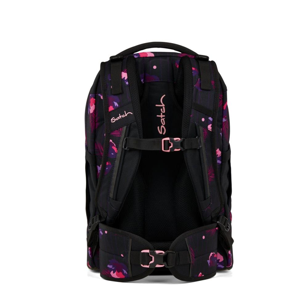 Schwarzer Rucksack mit floralem Muster in Pink und Lila. Er hat den Markennamen 'Satch' und mehrere Riemen und Schnallen.