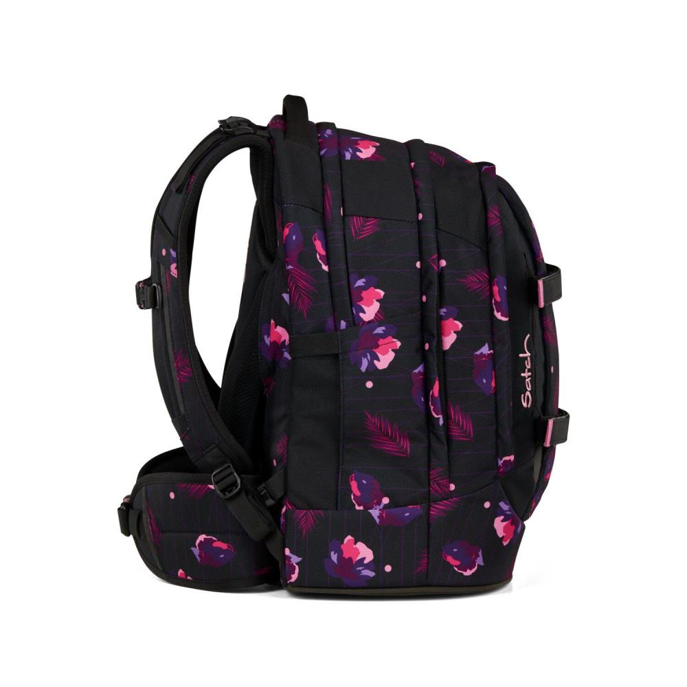 Schwarzer Rucksack mit lila Blumenmuster. Verfügt über Seitentaschen, verstellbare Träger und den Markennamen 'Satch'.