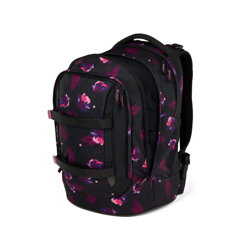 Schwarzer Rucksack mit lila Blumenmuster. Verfügt über mehrere Fächer, rosa Akzente und einen oberen Griff. Satchel-Markenlogo sichtbar.