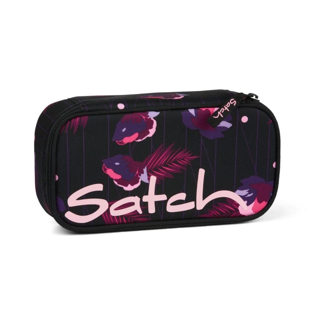 Ein schwarzes Federmäppchen mit rosa 'Satch'-Schriftzug und floralem Design. Es ist mit einem schwarzen Reißverschluss verschlossen.
