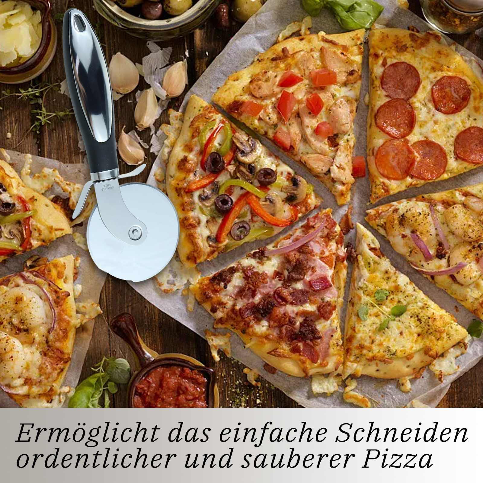 Pizzastücke mit verschiedenen Belägen, ein Pizzaschneider und Zutaten auf einem Holztisch. Text unten.