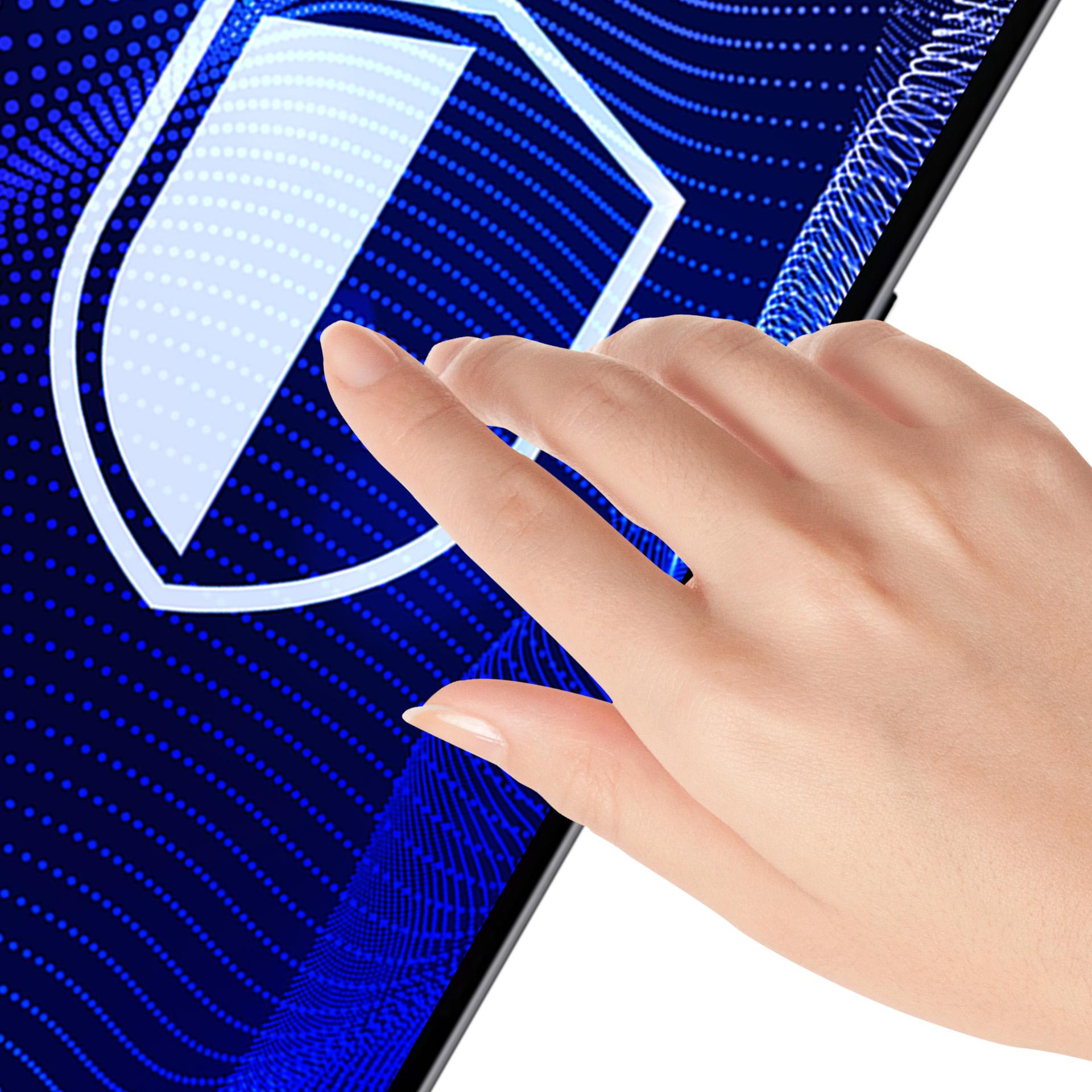 Dłoń dotykająca ekranu z ikoną tarczy bezpieczeństwa. Niebieskie tło z kropkami, biała tarcza, fokus na dotyku.