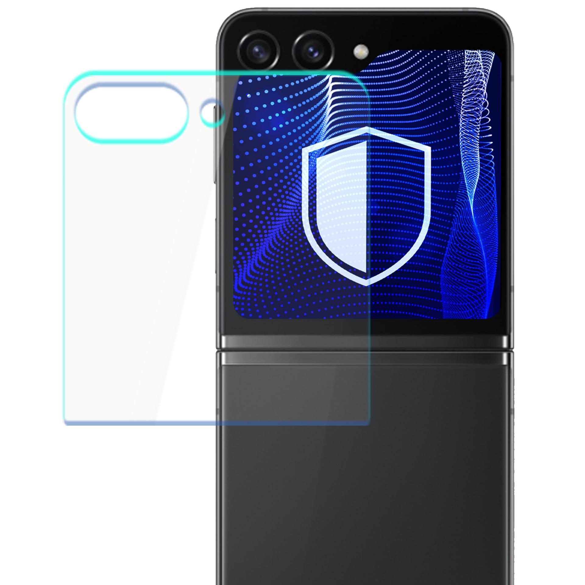 Czarny składany telefon z ochroną ekranu. Ekran wyświetla ikonę tarczy na niebieskim tle w kropki.