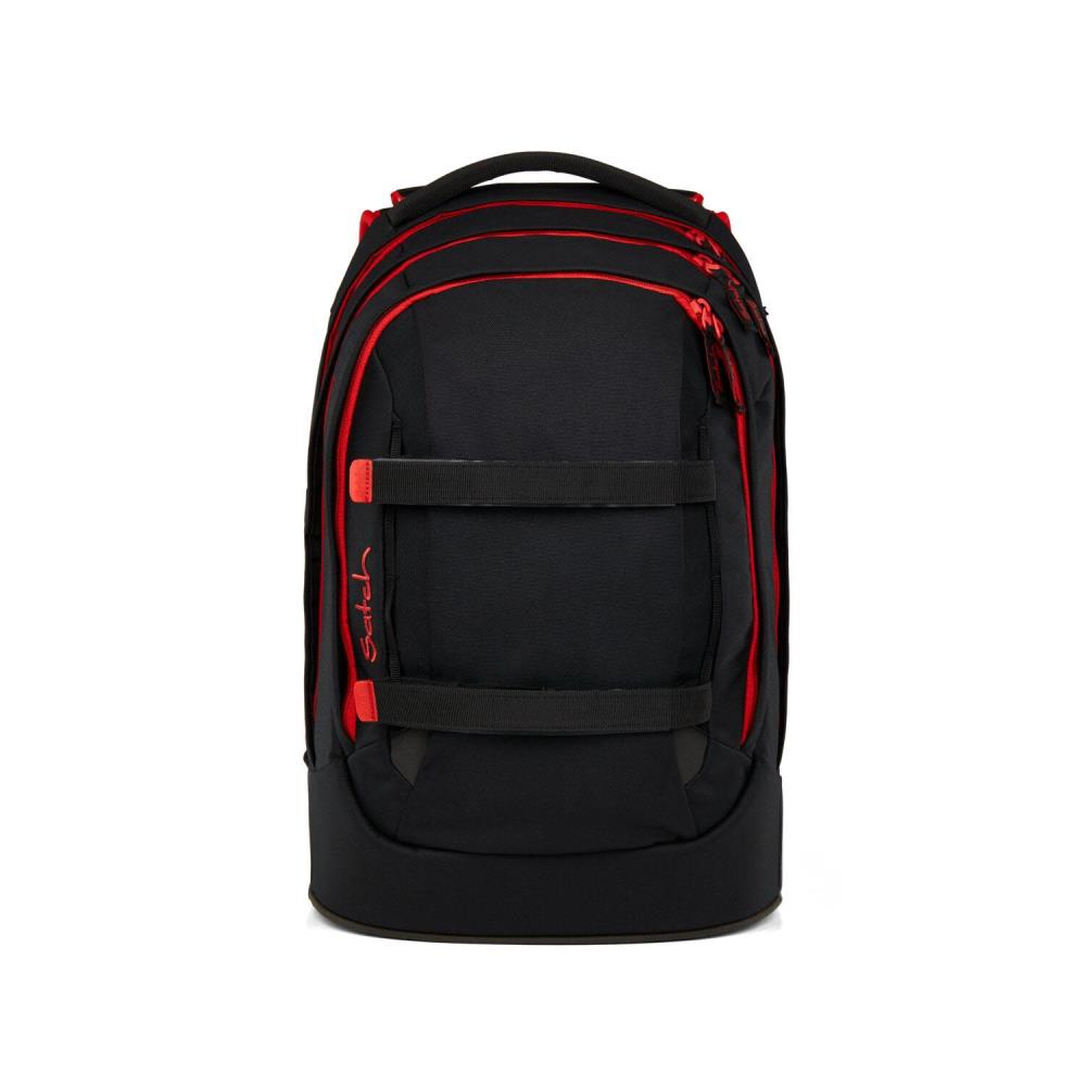 Ein schwarzer Rucksack mit roten Akzenten. Er hat einen oberen Griff, zwei vordere Riemen und den Markennamen 'Satch' in Rot.