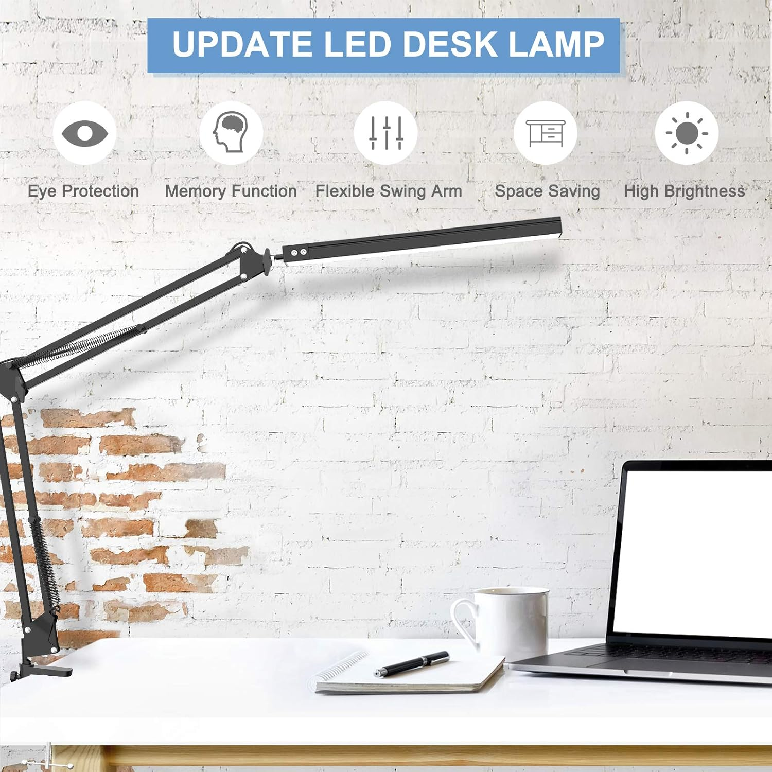 Eine schwarze LED-Schreibtischlampe steht auf einem weißen Schreibtisch. Ein Laptop, eine Tasse, ein Stift und ein Notizbuch sind ebenfalls zu sehen.