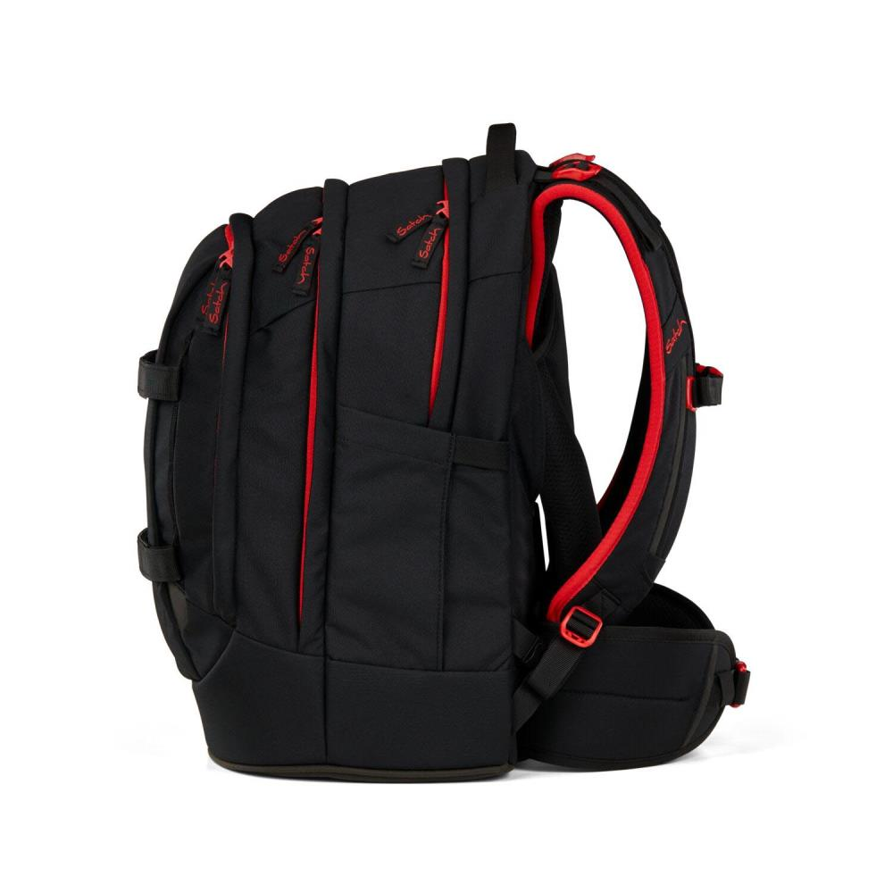 Schwarzer Rucksack mit roten Akzenten. Er verfügt über mehrere Fächer und verstellbare Träger. Der Markenname ist auf den Reißverschlüssen zu sehen.